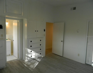 944 Kensington Drive - Photo Thumbnail 9