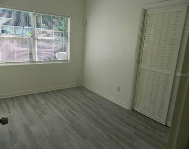 944 Kensington Drive - Photo Thumbnail 15