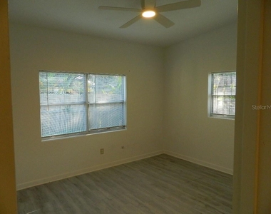 944 Kensington Drive - Photo Thumbnail 8
