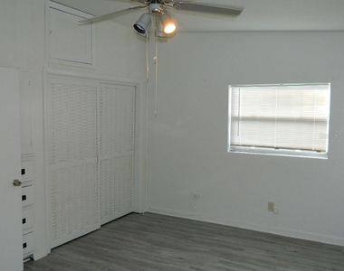 944 Kensington Drive - Photo Thumbnail 14