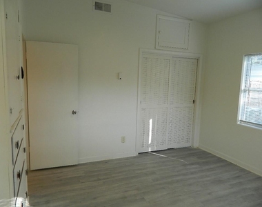 944 Kensington Drive - Photo Thumbnail 10