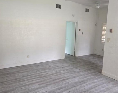 944 Kensington Drive - Photo Thumbnail 2