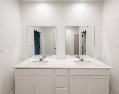 817 House Boulevard - Photo Thumbnail 14
