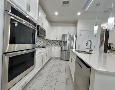 1229 Hendon Loop - Photo Thumbnail 2