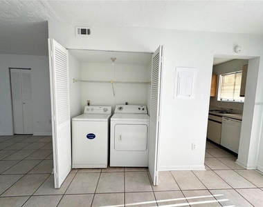 2300 Sw 43rd Street - Photo Thumbnail 4