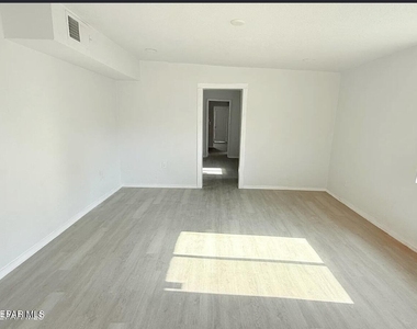 5658 Dailey Avenue - Photo Thumbnail 7
