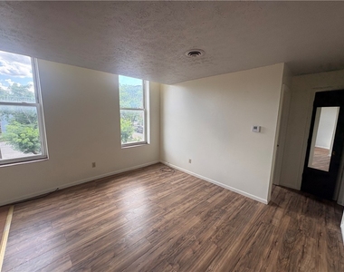570 Miller Ave - Photo Thumbnail 1