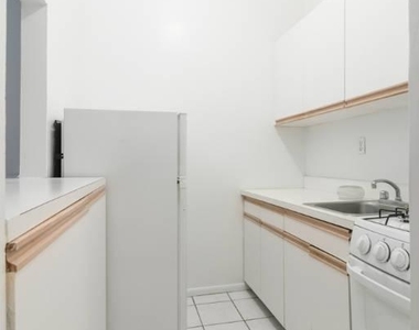 East 89 Street - Photo Thumbnail 12
