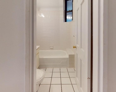 East 89 Street - Photo Thumbnail 3