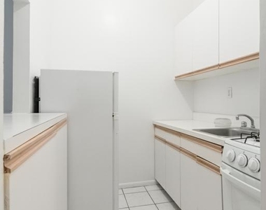 East 89 Street - Photo Thumbnail 7