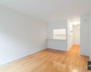 East 89 Street - Photo Thumbnail 4