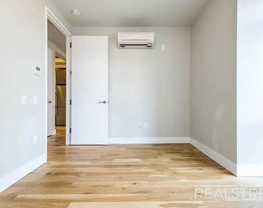 185 Leonard Street - Photo Thumbnail 4