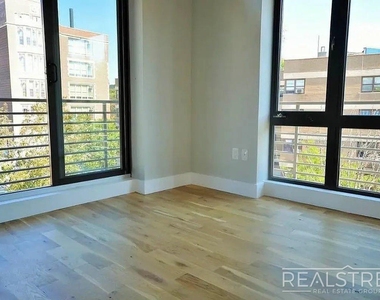 185 Leonard Street - Photo Thumbnail 9
