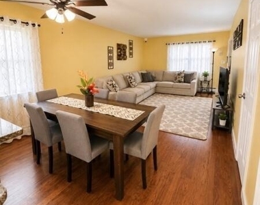728 Greens Avenue - Photo Thumbnail 4