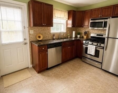 728 Greens Avenue - Photo Thumbnail 2