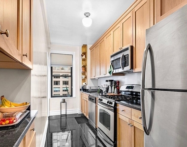 East 68 Street - Photo Thumbnail 3