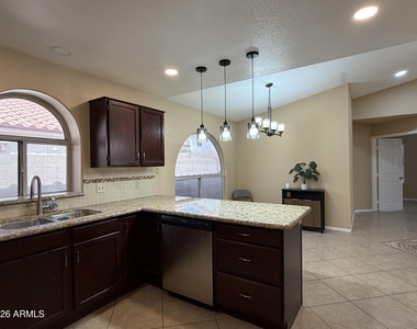 7568 W Kerry Lane - Photo Thumbnail 10