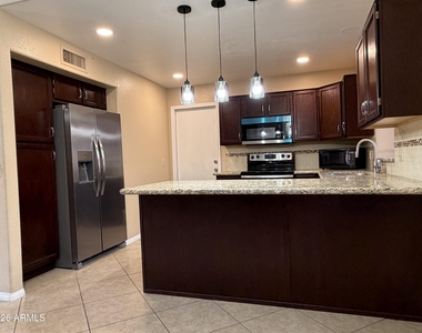 7568 W Kerry Lane - Photo Thumbnail 5