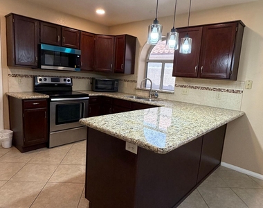 7568 W Kerry Lane - Photo Thumbnail 7