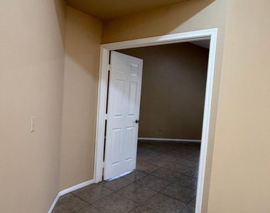 7568 W Kerry Lane - Photo Thumbnail 11