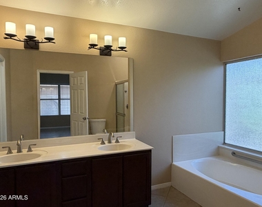 7568 W Kerry Lane - Photo Thumbnail 14