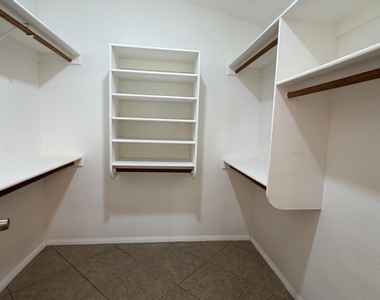 7568 W Kerry Lane - Photo Thumbnail 16