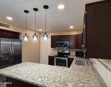 7568 W Kerry Lane - Photo Thumbnail 6