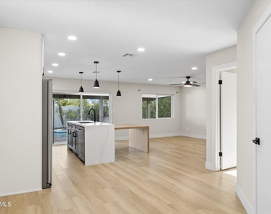 5117 E Beck Lane - Photo Thumbnail 4