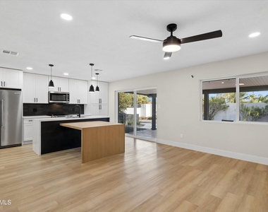 5117 E Beck Lane - Photo Thumbnail 8