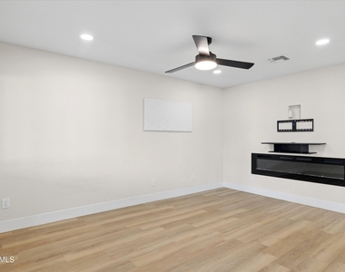 5117 E Beck Lane - Photo Thumbnail 6