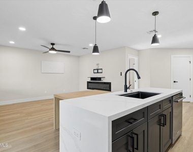 5117 E Beck Lane - Photo Thumbnail 10