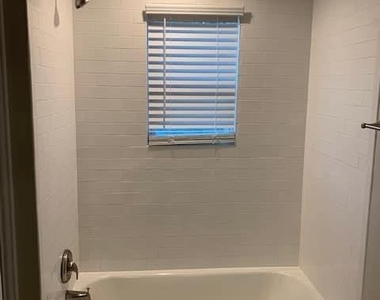 821-823 W Day Street - Photo Thumbnail 8