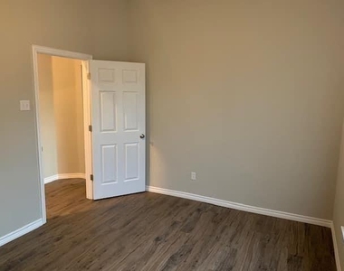 821-823 W Day Street - Photo Thumbnail 6