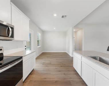 301 Magnolia Boulevard - Photo Thumbnail 2
