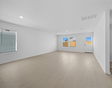638 Montclair Avenue - Photo Thumbnail 9