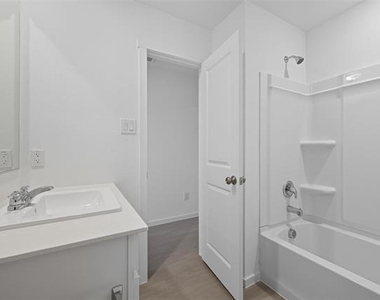 638 Montclair Avenue - Photo Thumbnail 13