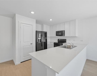 638 Montclair Avenue - Photo Thumbnail 6