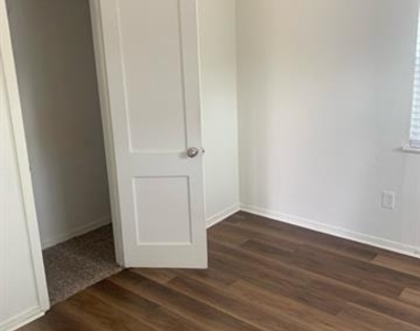 517 Hawthorne Street - Photo Thumbnail 8