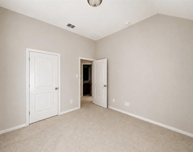 5724 Silverton Avenue - Photo Thumbnail 14