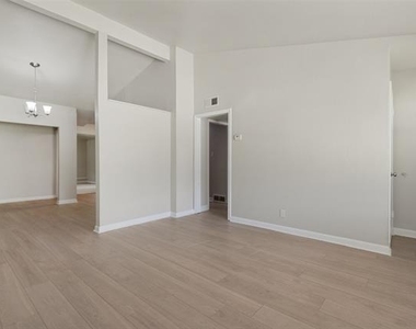 3221 Ridgeview Circle - Photo Thumbnail 2