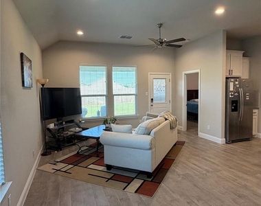 2104 Blackcap Street - Photo Thumbnail 4