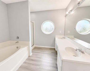 1817 Canterbury Circle - Photo Thumbnail 7