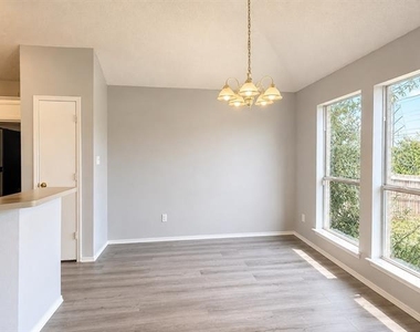 1817 Canterbury Circle - Photo Thumbnail 4