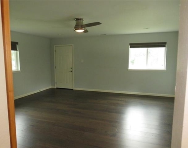 1026 Thomas Street - Photo Thumbnail 15