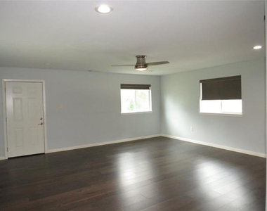1026 Thomas Street - Photo Thumbnail 12