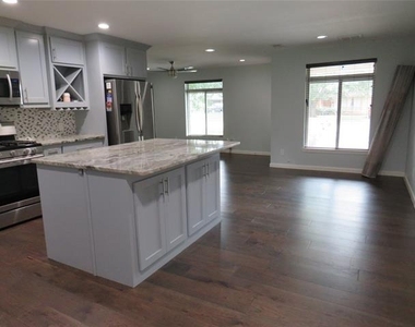 1026 Thomas Street - Photo Thumbnail 2
