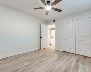 5917 Gaston Avenue - Photo Thumbnail 11