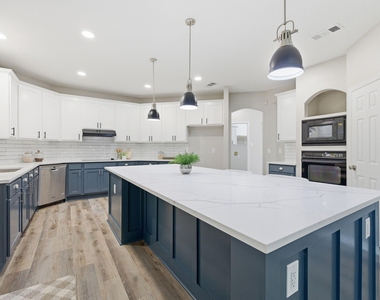 7000 Winthorp Drive - Photo Thumbnail 15