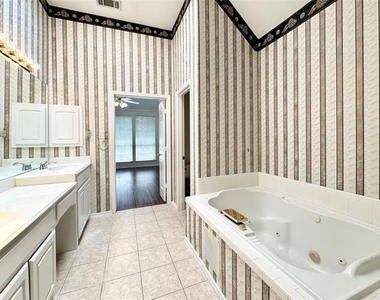 4704 Rockcreek Lane - Photo Thumbnail 15