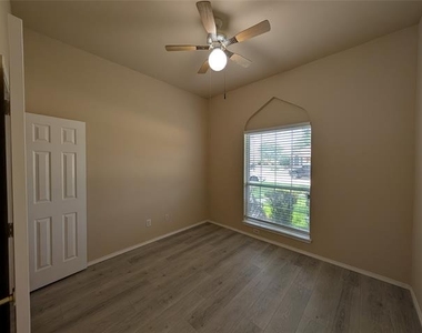 6000 Arlington Drive - Photo Thumbnail 15